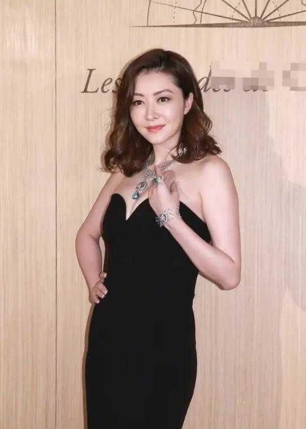 【 作用】穿黑色抹胸鱼尾裙真是太美了，熊黛林不愧是女神