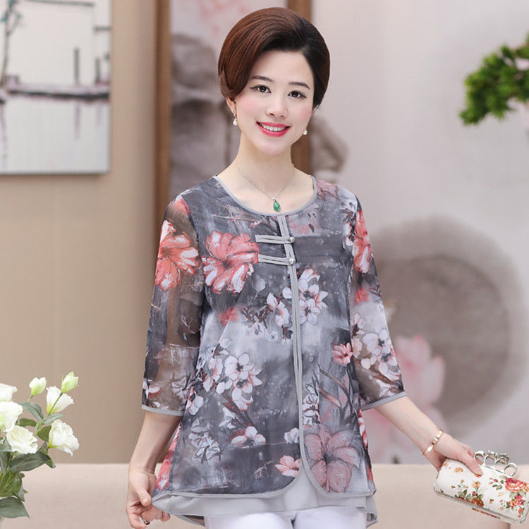 哇塞!50岁妈妈真会打扮，只穿这高贵“妈妈装”，美得怦然心动