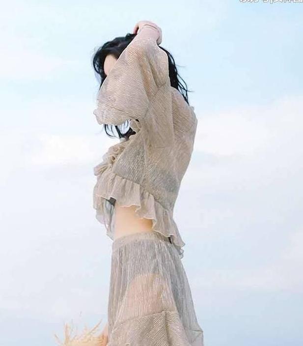 时尚穿搭：透视裙与比基尼，这个小姐姐，优雅又迷人！