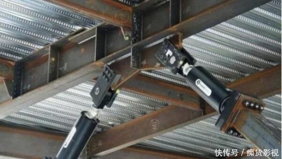  「刮风」高达632米的上海中心大厦，刮风摆动幅度超1米，遇到地