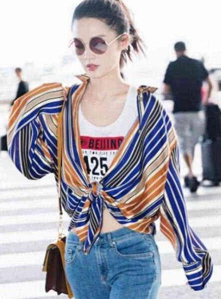 27岁李沁太厉害了 穿衬衫不系扣子 却意外解锁新时尚