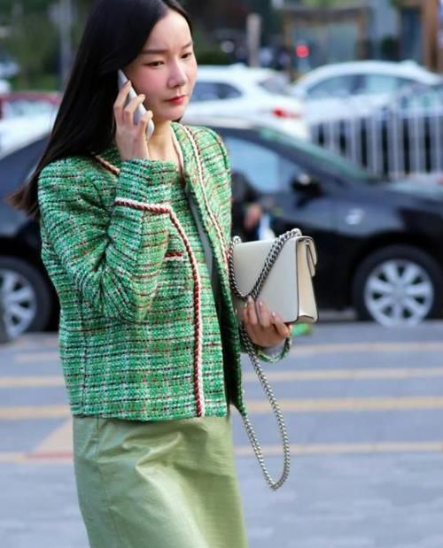  气质：街拍：软玉温香的小姐姐，一条红色连衣裙，时尚魅力气质迷人