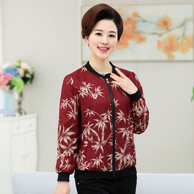 50岁妈妈，从不买风衣!薄外套+小脚裤的搭配，不穿高跟都显高