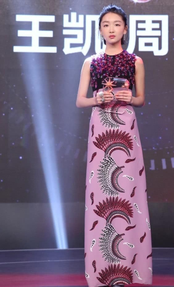 小个子周冬雨大逆袭,只凭一条裙子变高个子,腿长一米八让人惊呆