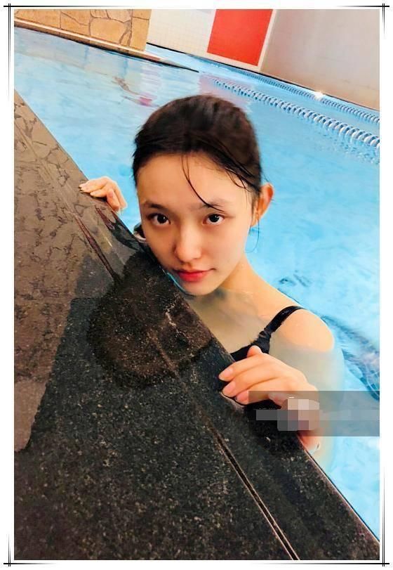 22岁林允泳池照,26岁迪丽热巴泳池照,都输给了62岁她的泳池照!