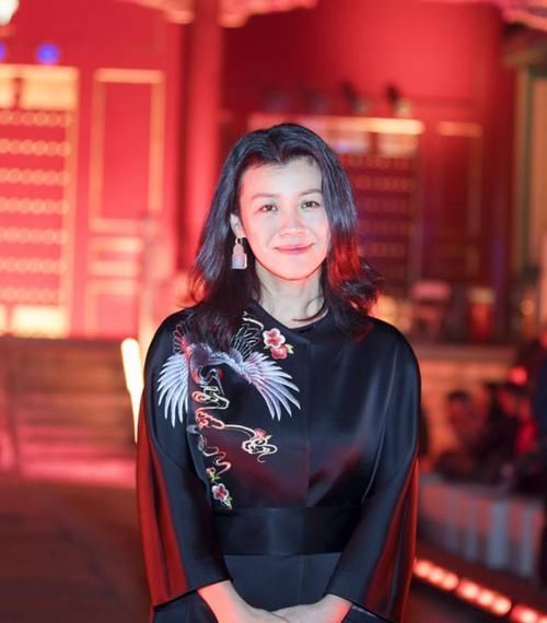  『气质』“德华”终于打扮！一袭黑色国风裙华丽大气，虽显胖但气质真好