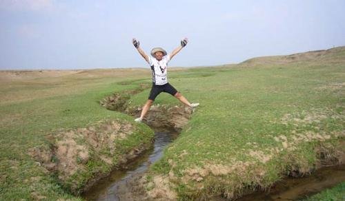 世界上最袖珍的河流，三岁小孩都能跨过去，网友下水道都比它大