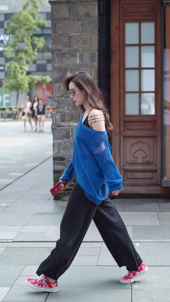 街拍:小姐姐在圆润的肩膀上绣满了字，黑色吊带吸人眼球