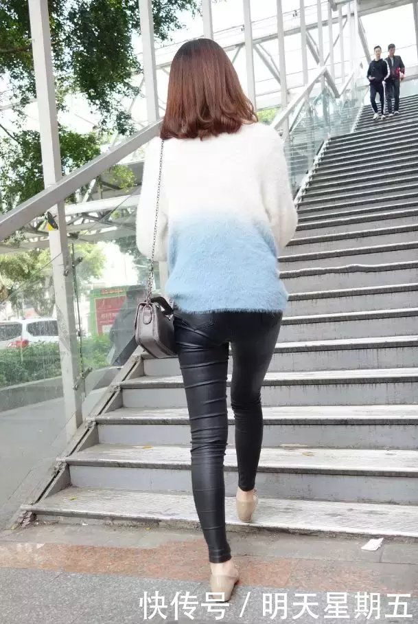 紧身皮裤在逛街的美女