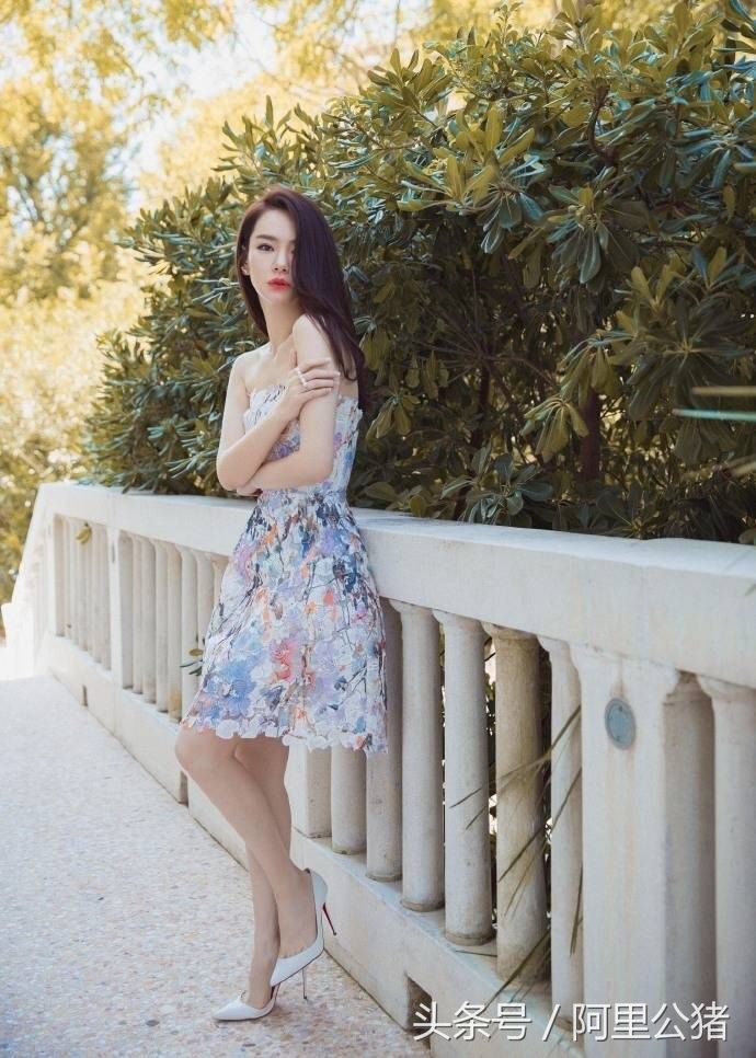 戚薇大秀美腿，辣妈秒变少女