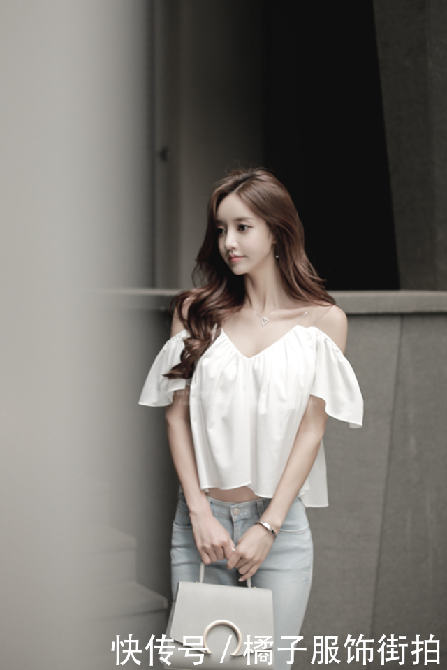 牛仔裤美女，穿衣简单优雅有气场，网友：女神！