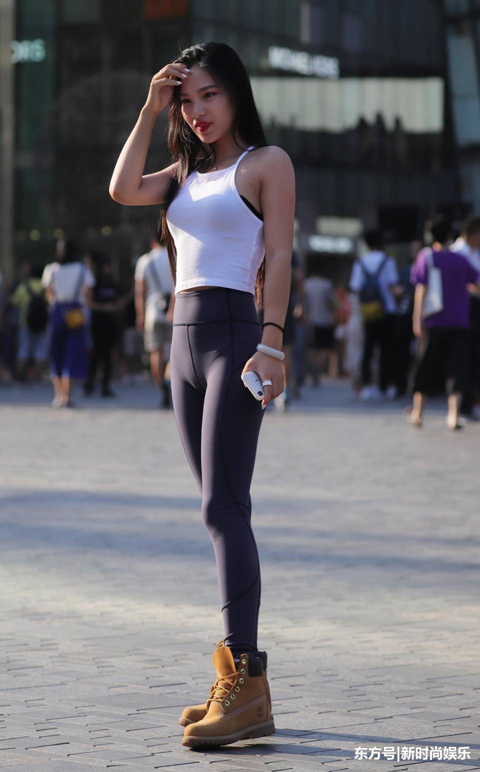 街拍：紧身裤女孩被邀请街拍，多角度秀出妖娆身材