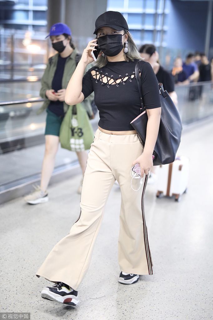 ＂菊势“依旧大好！王菊与公司解约风波后亮相 露脐紧身上衣秀好