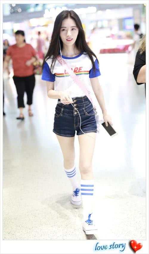 鞠婧祎紧身短裤秀细腿，但中间这条缝太尴尬了，网友：只怪她太瘦