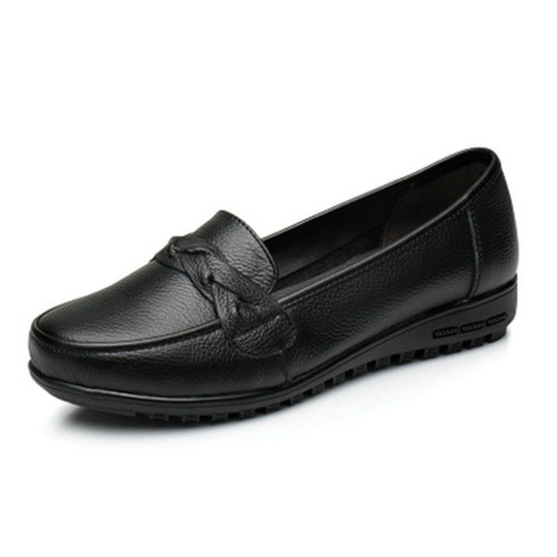 入秋别穿凉鞋了，今年流行这样穿小皮鞋，满满女人味!真好看