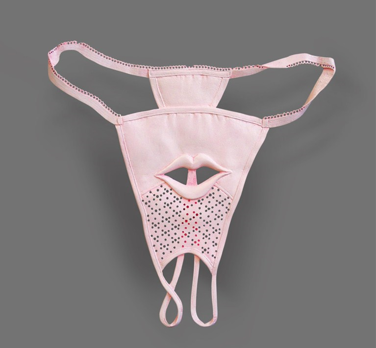 高温天女人穿内内，要么少要么薄，下面时髦内内，单手穿脱真方便