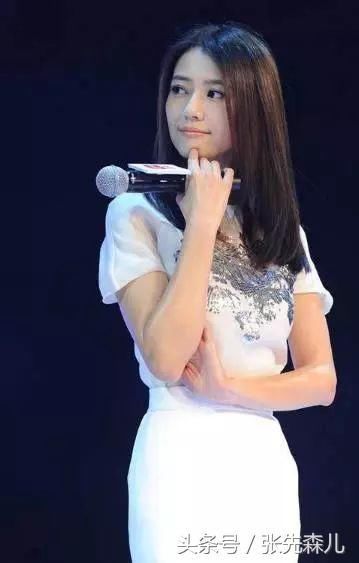 高圆圆身穿白色裙子，大胆开叉，网友：真想给她撕掉！