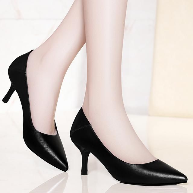 这款时尚优雅的高跟鞋，办公逛街都合适，火爆到街上几乎人脚一双