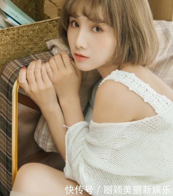 「写真」小姐姐拍写真演绎英伦风, 模样清甜, 一身穿搭超适合校园女生