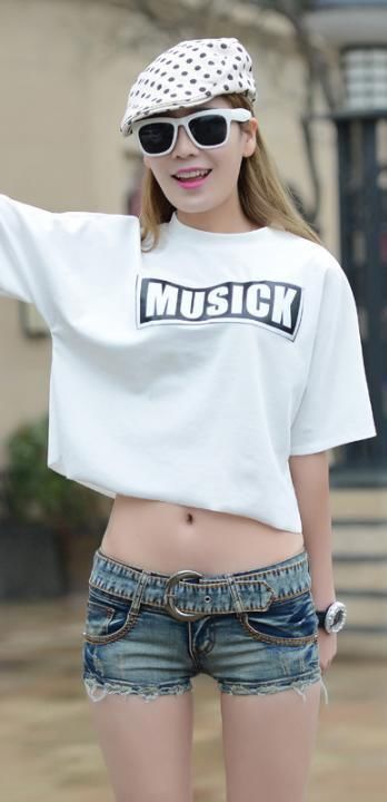 街拍:时尚超短牛仔裤包裹有致，凸显S曲线美，又不失性感