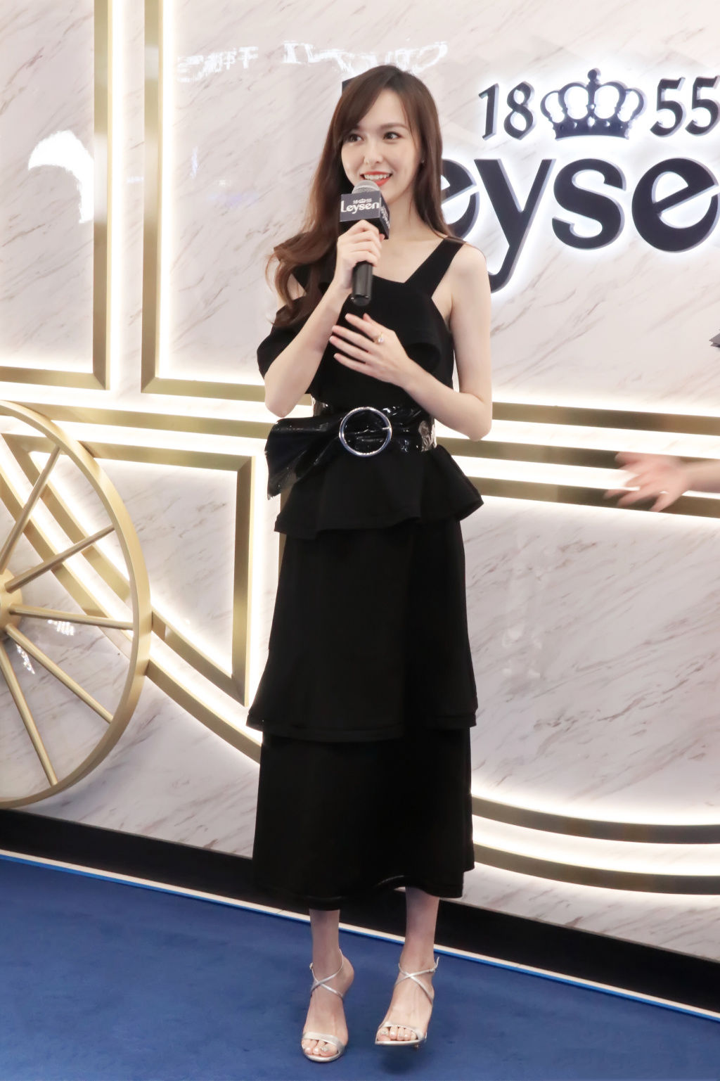 唐嫣出席某代言活动,黑色长裙搭配一字带高跟鞋显得美脚丫白皙