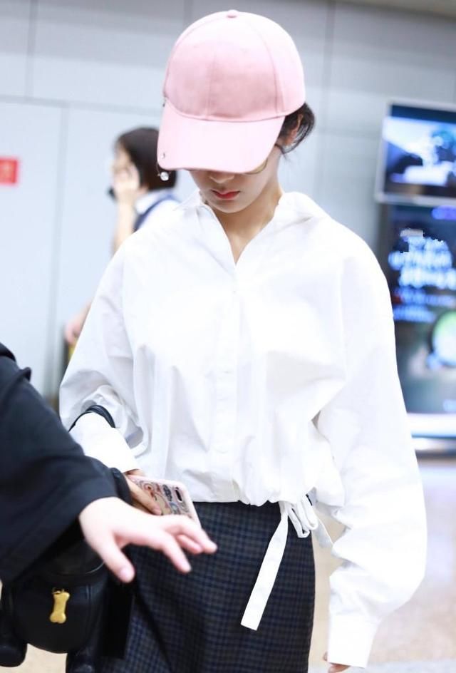 杨紫一条破烂裙瘦出新高度，网友:分分钟想上手把她裙子撕下来