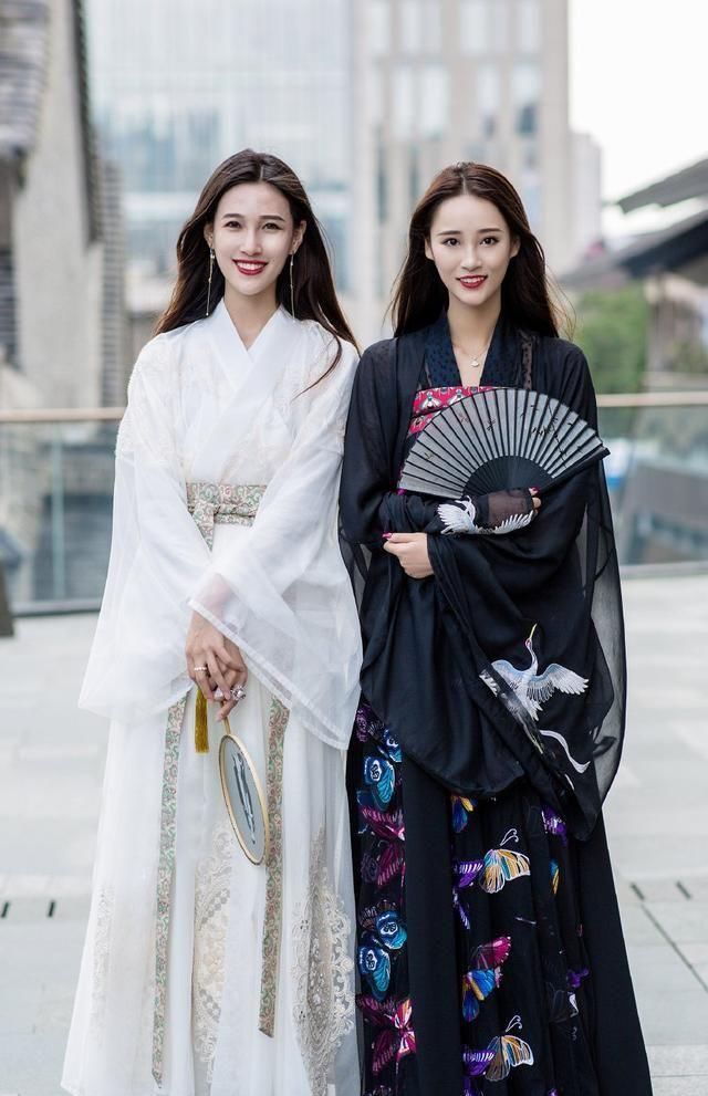  『适合』谁说小白鞋过时了？美女用它配裤子、配裙子、配汉服都适合