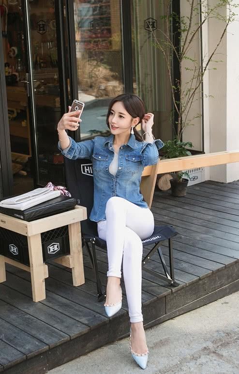 普通身材和高挑瘦身材穿上白色修身裤,差别原来还是很大的啊!