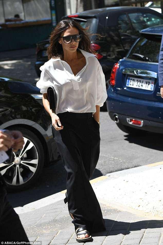 贝嫂舍弃高跟鞋穿平底凉鞋，脚倒是舒服了，但不是暴露身高了吗？