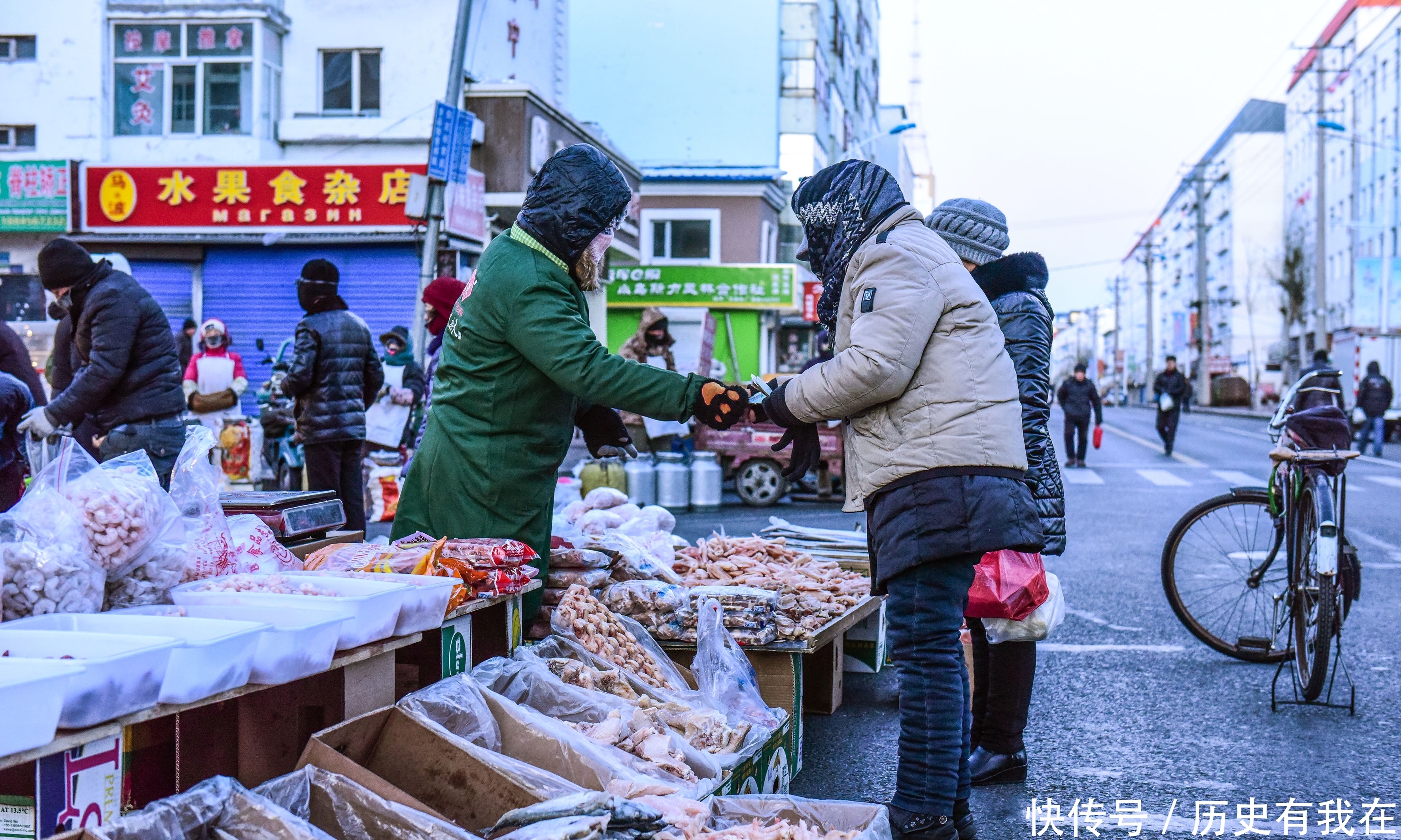  街边@你见过零下40度的露天早市吗？街边卖鱼不用刀，而用铁锤和