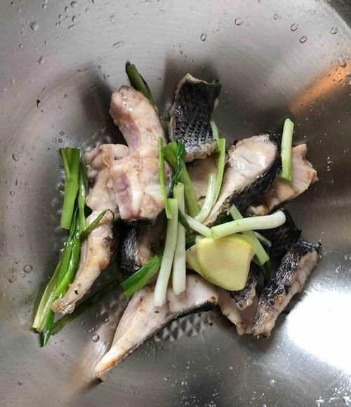  『黑鱼』天生的“捕鱼神器”，河里一扔，就能捕鱼，网友：太方便了吧！