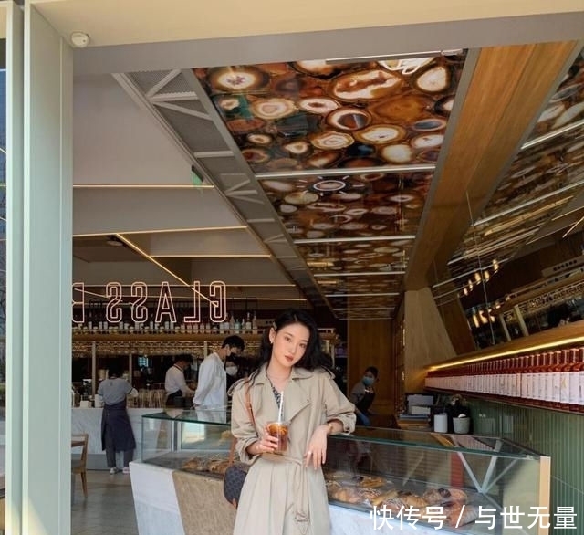 清爽@路人街拍,小姐姐戴一个简洁的鸭舌帽,清爽甜美