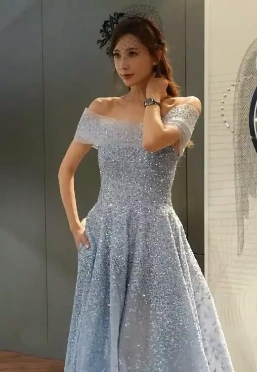 同穿学生裙的柳岩李菲儿差距大，可都不要和林志玲比吧！