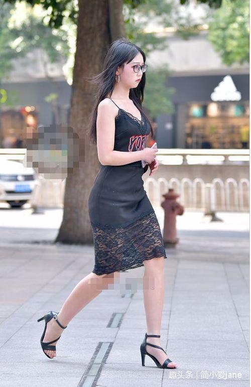 真实好身材的女人，仅靠一件短裤就能勾勒出完美翘臀的