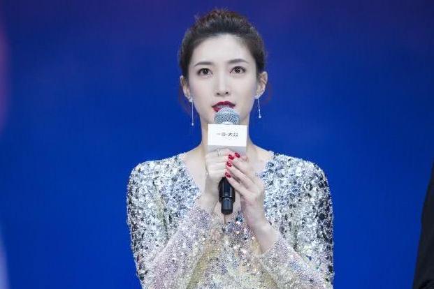 江疏影身材真好, 亮片裙闪耀动人, 网友: 眼睛都挪不开