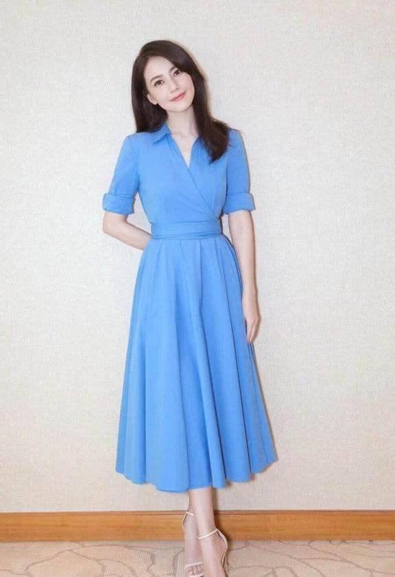 高圆圆身穿蓝色连衣裙清纯似少女，网友：女神都是这么逆龄吗？