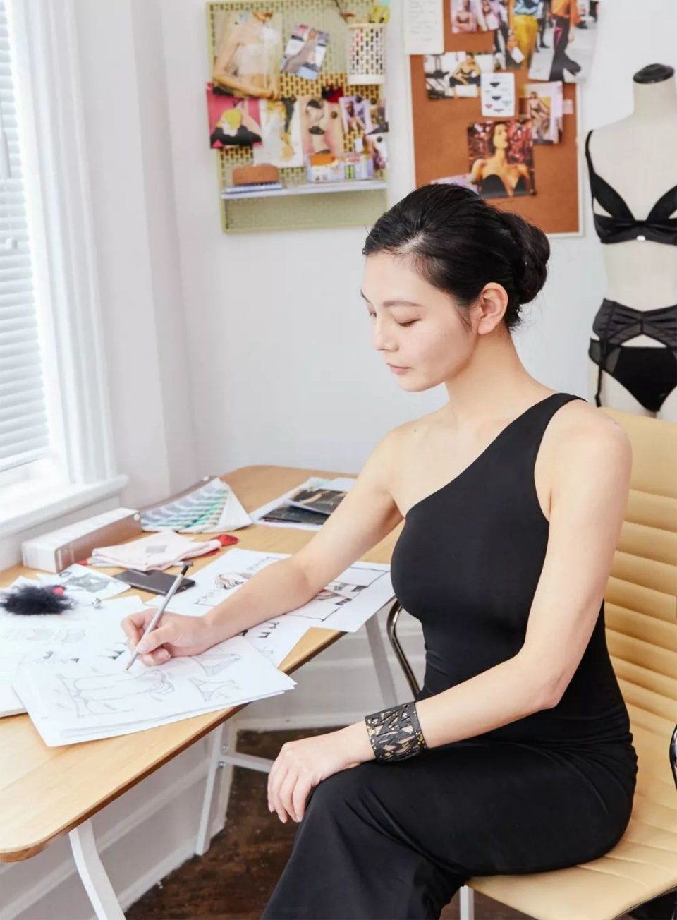 蔡依林又调皮了!穿紧身衣现身机场，转身才发现原来大有乾坤