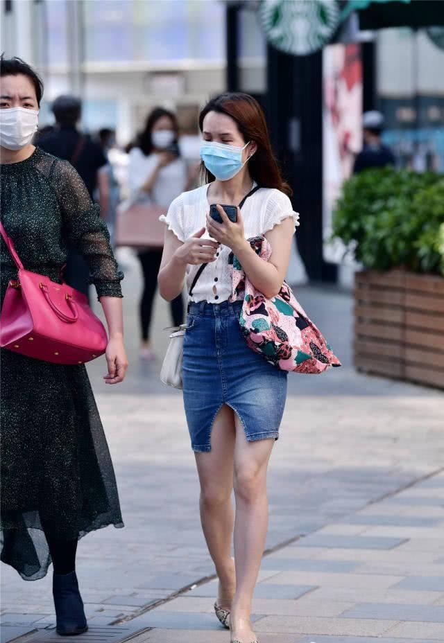  身材比例@春季时尚姑娘的短裙，年轻人喜欢百褶裙，成熟女士喜欢筒裙