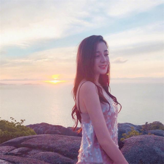 迪丽热巴景甜同穿亮片吊带连衣裙,差距一目了然,网友评论扎心了