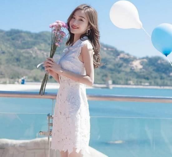 街拍：手包通常也能成为整套搭配的点睛之笔！