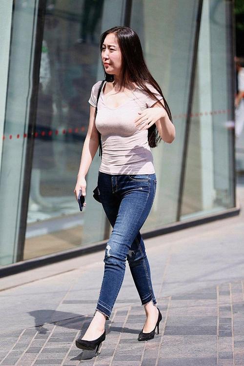 风韵魅力女生, 夏天里穿得清爽紧致, 显得身材更美妙