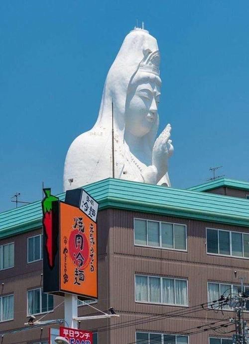 日本人建观音像，结果城市小，佛像大，市民仿佛时刻被监视，感觉