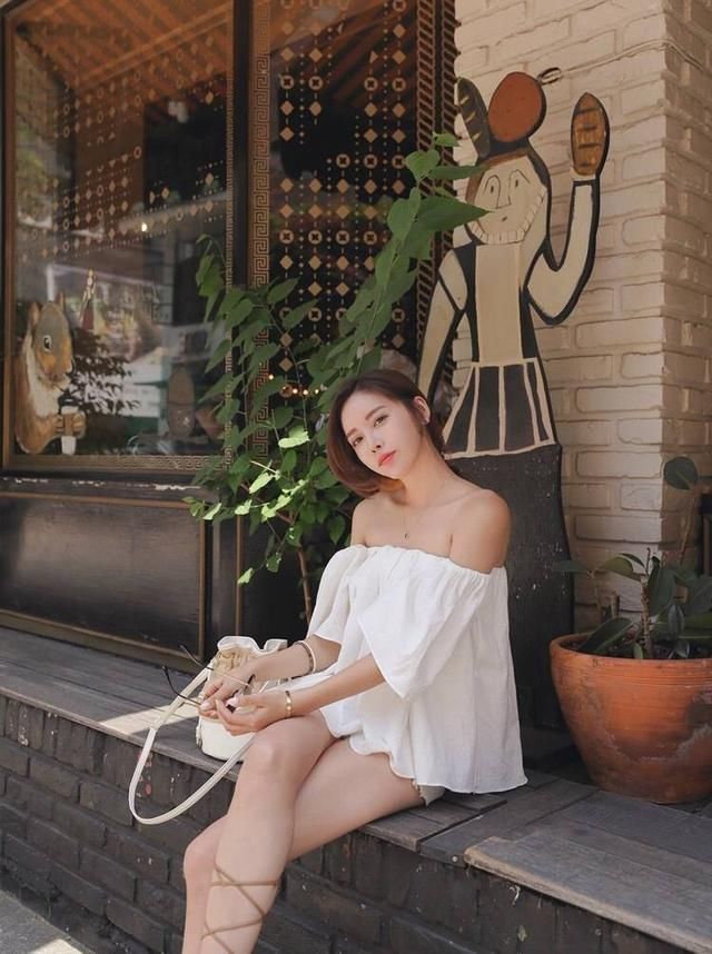 街拍：街拍 超有女人味的热裤美女