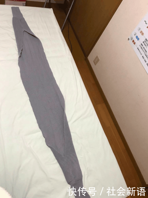 女子在网上买了件宽松毛衣, 穿上后手完全无法动弹, 让人哭笑不得