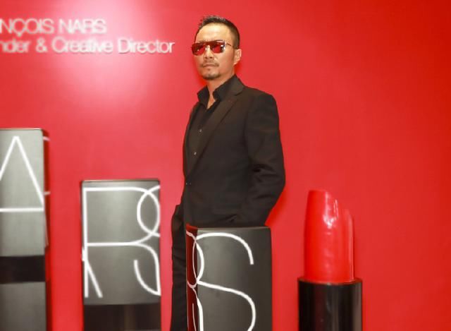 张涵予这波操作太厉害，墨镜黑衣造型参加彩妆活动，还有点反差萌