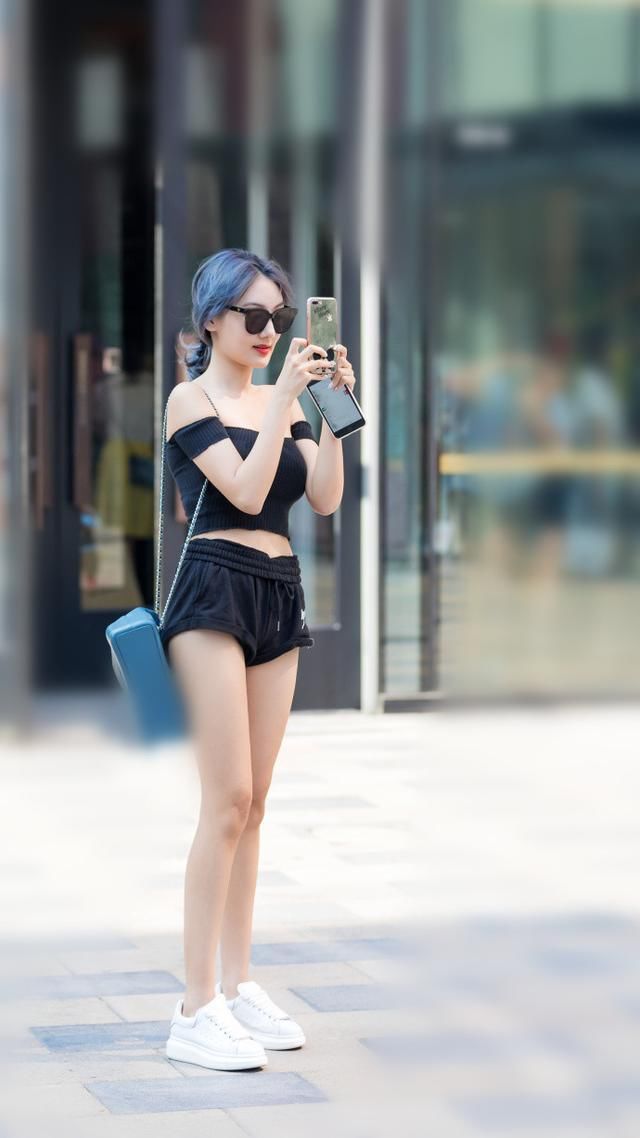 街拍:丰满的辣妈穿紧身吊带裙，夏日解暑又性感!菲常街拍