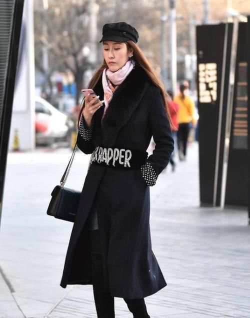  【风采】美女时尚街拍：窈窕无双的小姐姐，一件黑色的吊带连衣裙，时尚女性风采美