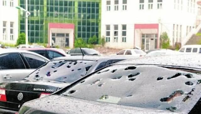  汽车■天降冰雹，许多汽车都解开了遮羞布，网友：质量好才是真