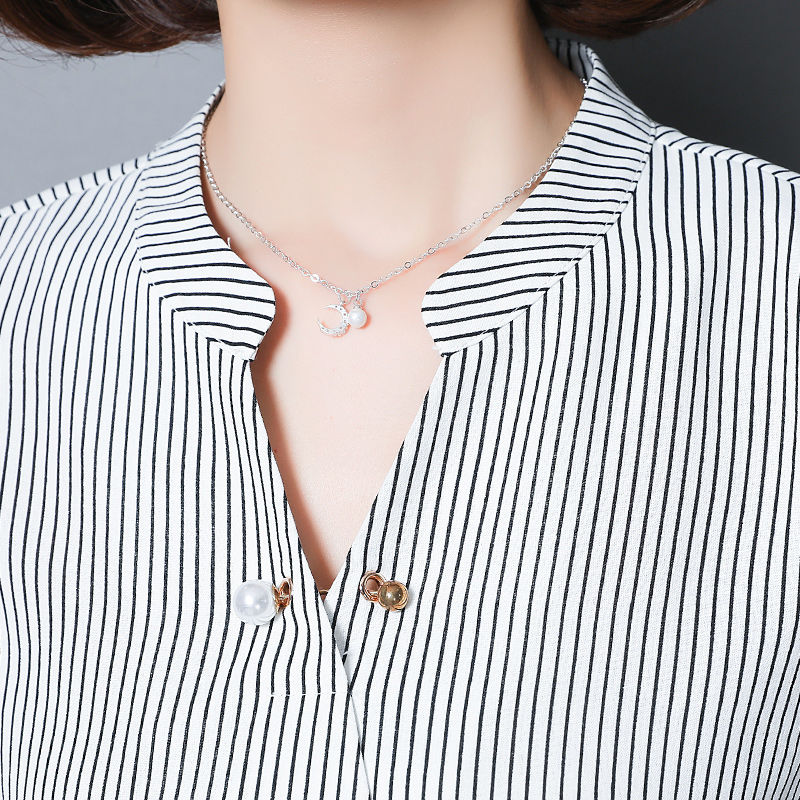 出去玩，穿裙子不方便!45岁婆婆穿这小衫，配萝卜裤，美过风景