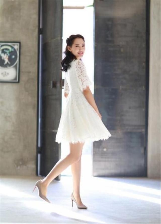 聂远夫妇机场秀恩爱，妻子素颜很给力，穿的却比40岁的聂远更显老